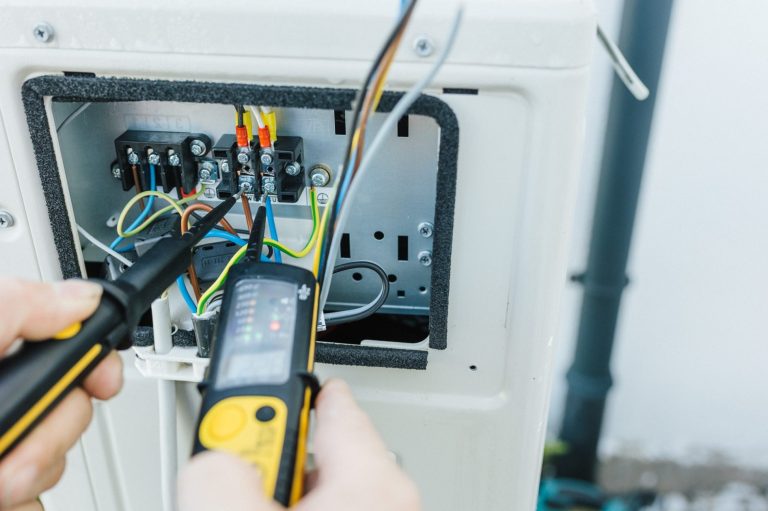 Geräteprüfung nach VDE – Elektroinstallateur für Sicherheit und Funktionstest Elektroinstallateur prüft elektrische Anlage mit Messgerät – Geräteprüfung und Sicherheitstests nach VDE-Vorschriften.