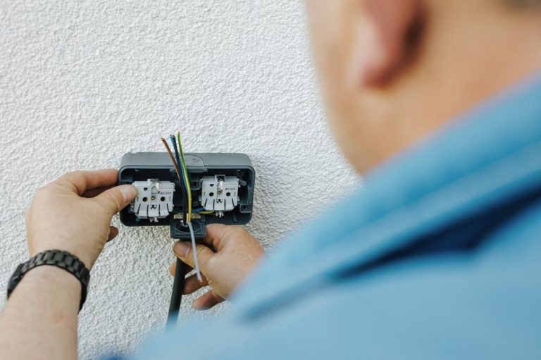 Elektro-Umbauten und Sanierungen in Albstadt – Netzwerkverkabelung und moderne Elektroinstallation Elektroinstallateur bei Steckdosen-Erneuerung – Umbauten, Sanierungen und Netzwerkverkabelung.