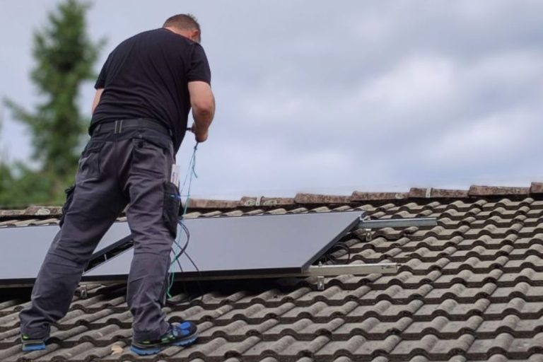 Photovoltaik bis 29 kW – Beratung und Inbetriebnahme durch Elektroinstallateur Elektroinstallateur montiert Photovoltaikanlage auf Hausdach – Beratung, Anmeldung und Inbetriebnahme bis 29 kW.