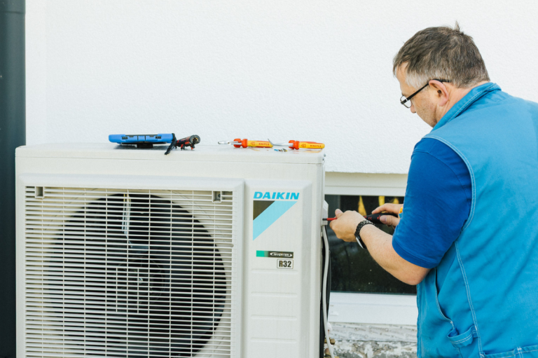 Reparatur von Elektroinstallationen in Albstadt Elektroinstallateur bei der Reparatur einer Elektroinstallation in Albstadt. Fachgerechter Service für defekte Steckdosen, Leitungen etc.