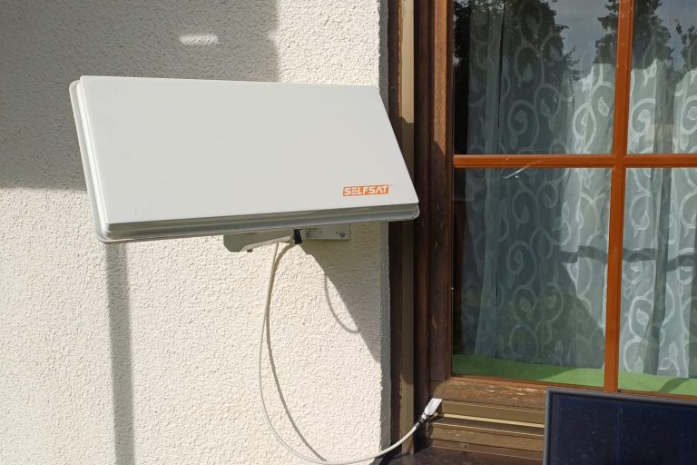 Satellitenanlagen Montage und Einrichtung – Fachgerechter TV-Empfang vom Elektroinstallateur Satellitenschüssel an Hauswand montiert – fachgerechte Installation und Einrichtung für störungsfreien TV-Empfang.